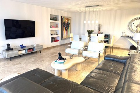 Condo in Hallandale Beach, Florida, 2 bedrooms  № 2081668 - photo 21