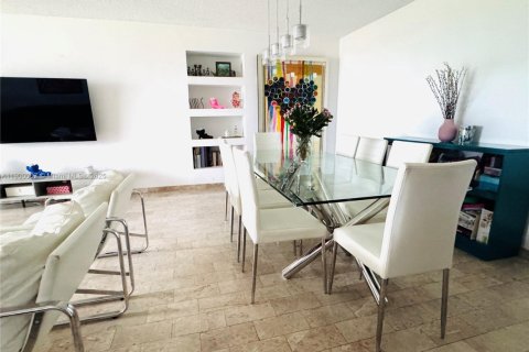 Condo in Hallandale Beach, Florida, 2 bedrooms  № 2081668 - photo 17