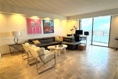 Condo in Hallandale Beach, Florida, 2 bedrooms  № 2081668 - photo 13