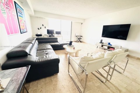 Condo in Hallandale Beach, Florida, 2 bedrooms  № 2081668 - photo 7