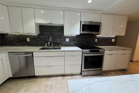 Condo in Hallandale Beach, Florida, 2 bedrooms  № 2081668 - photo 26