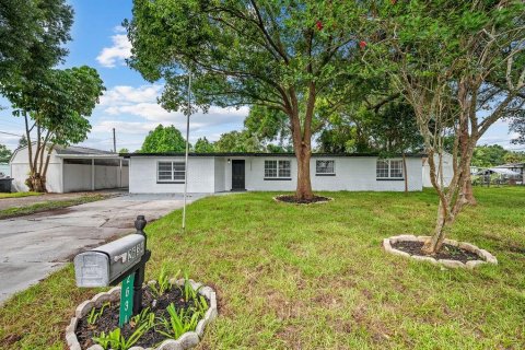 House in Winter Haven, Florida 3 bedrooms, 172.71 sq.m. № 1819302 - photo 1