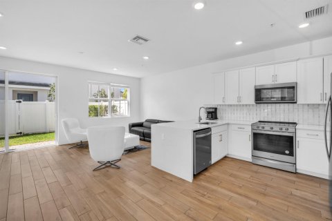 Touwnhouse à vendre à Pembroke Pines, Floride: 4 chambres, 213.4 m2 № 2085648 - photo 2