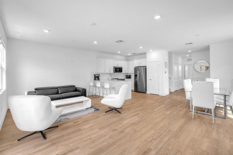 Touwnhouse à vendre à Pembroke Pines, Floride: 4 chambres, 213.4 m2 № 2085648 - photo 3