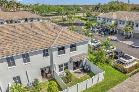 Touwnhouse à vendre à Pembroke Pines, Floride: 4 chambres, 213.4 m2 № 2085648 - photo 16