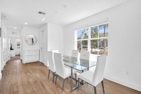 Touwnhouse à vendre à Pembroke Pines, Floride: 4 chambres, 213.4 m2 № 2085648 - photo 5