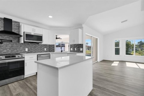 Casa en venta en Port Charlotte, Florida, 3 dormitorios, 195.19 m2 № 1684824 - foto 10