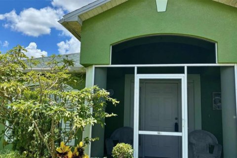 Купить виллу или дом в Лихай-Эйкерс, Флорида 3 спальни, 188.22м2, № 2047879 - фото 2