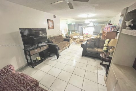 Condominio en venta en Lauderhill, Florida, 2 dormitorios, 89.09 m2 № 1863050 - foto 8