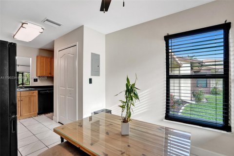 Townhouse in Tamarac, Florida 2 bedrooms № 1752859 - photo 11