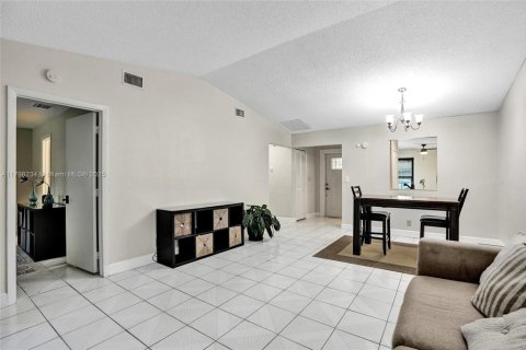 Townhouse in Tamarac, Florida 2 bedrooms № 1752859 - photo 14