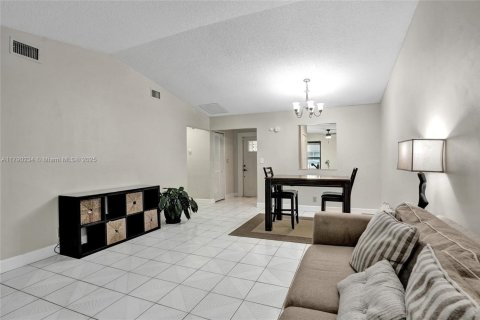Townhouse in Tamarac, Florida 2 bedrooms № 1752859 - photo 15