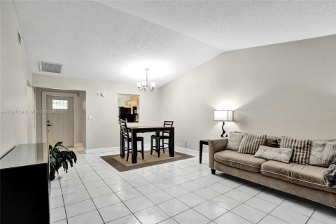 Townhouse in Tamarac, Florida 2 bedrooms № 1752859 - photo 3