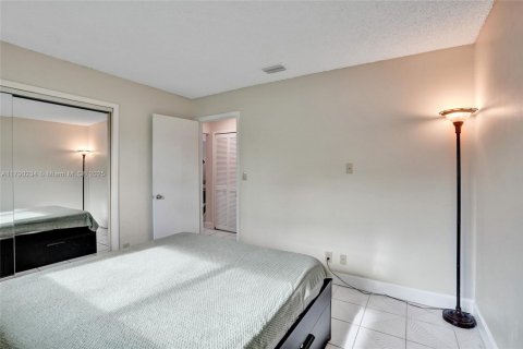 Townhouse in Tamarac, Florida 2 bedrooms № 1752859 - photo 29