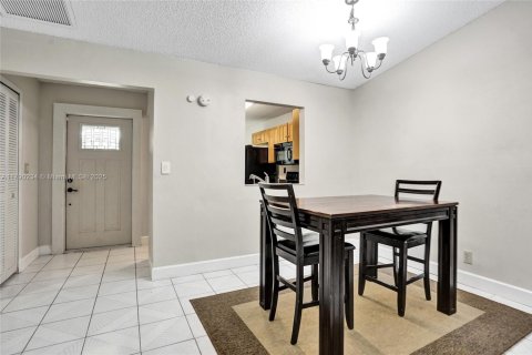 Townhouse in Tamarac, Florida 2 bedrooms № 1752859 - photo 16