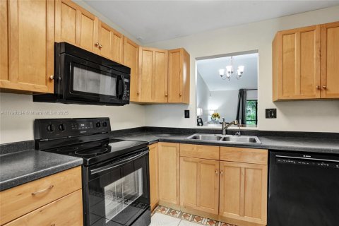 Townhouse in Tamarac, Florida 2 bedrooms № 1752859 - photo 4