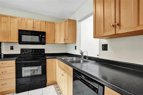 Townhouse in Tamarac, Florida 2 bedrooms № 1752859 - photo 5