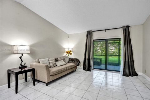 Townhouse in Tamarac, Florida 2 bedrooms № 1752859 - photo 13