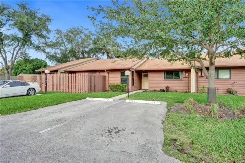 Townhouse in Tamarac, Florida 2 bedrooms № 1752859 - photo 2
