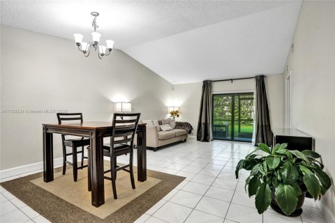 Townhouse in Tamarac, Florida 2 bedrooms № 1752859 - photo 12