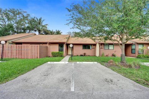 Townhouse in Tamarac, Florida 2 bedrooms № 1752859 - photo 1
