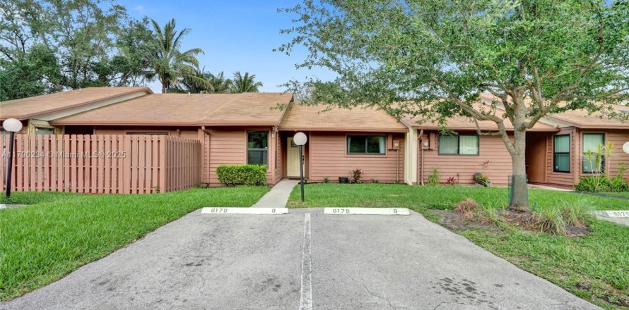 Townhouse in Tamarac, Florida 2 bedrooms № 1752859