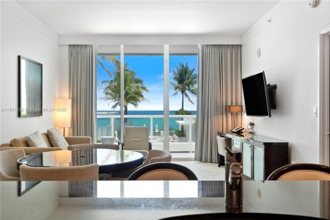 Condo in Miami Beach, Florida, 1 bedroom  № 1813836 - photo 24