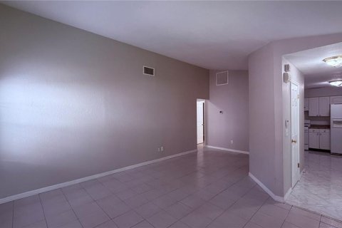 Снять в аренду квартиру в Кэсселберри, Флорида 4 комнаты, 92.9м2, № 2092446 - фото 10