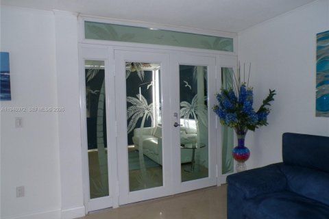 Снять в аренду кондоминиум в Майами-Бич, Флорида 2 спальни, 117.24м2, № 2002345 - фото 3