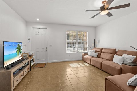 Touwnhouse à vendre à Pembroke Pines, Floride: 2 chambres, 127.09 m2 № 2007508 - photo 3