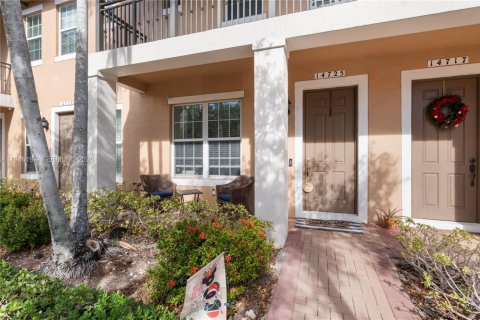 Touwnhouse à vendre à Pembroke Pines, Floride: 2 chambres, 127.09 m2 № 2007508 - photo 2