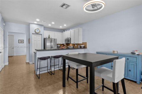 Touwnhouse à vendre à Pembroke Pines, Floride: 2 chambres, 127.09 m2 № 2007508 - photo 4