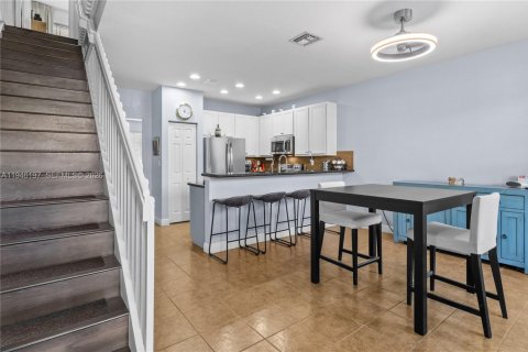 Touwnhouse à vendre à Pembroke Pines, Floride: 2 chambres, 127.09 m2 № 2007508 - photo 6