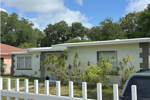 House in North Miami, Florida 3 bedrooms № 1971163 - photo 16