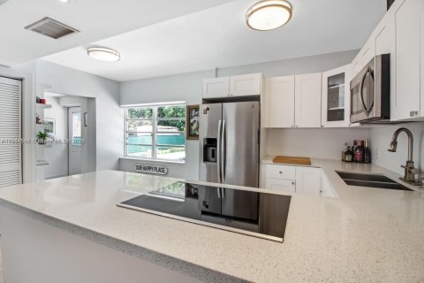 House in North Miami, Florida 3 bedrooms № 1971163 - photo 4