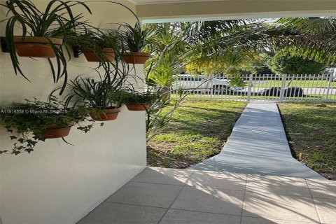 House in North Miami, Florida 3 bedrooms № 1971163 - photo 15