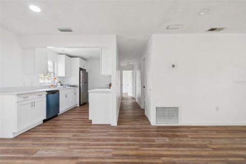 House in Chuluota, Florida 4 bedrooms, 137.31 sq.m. № 1829818 - photo 8