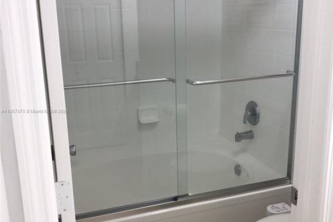 Купить таунхаус в Авентура, Флорида 2 спальни, 122.26м2, № 2012730 - фото 21