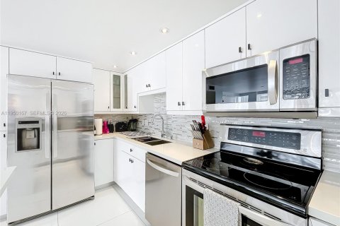 Condominio en alquiler en Miami, Florida, 2 dormitorios, 113.15 m2 № 2054887 - foto 9