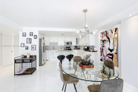 Condominio en alquiler en Miami, Florida, 2 dormitorios, 113.15 m2 № 2054887 - foto 16