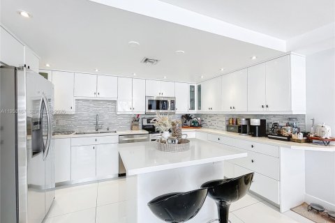 Condominio en alquiler en Miami, Florida, 2 dormitorios, 113.15 m2 № 2054887 - foto 13