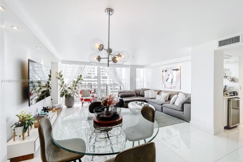 Condominio en alquiler en Miami, Florida, 2 dormitorios, 113.15 m2 № 2054887 - foto 15