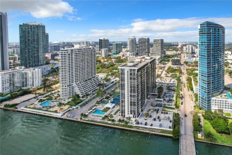 Condominio en alquiler en Miami, Florida, 2 dormitorios, 113.15 m2 № 2054887 - foto 2