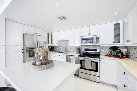 Condominio en alquiler en Miami, Florida, 2 dormitorios, 113.15 m2 № 2054887 - foto 8