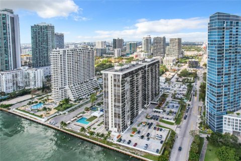 Condominio en alquiler en Miami, Florida, 2 dormitorios, 113.15 m2 № 2054887 - foto 4