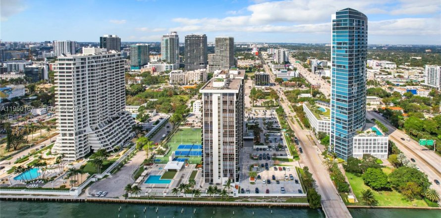 Condominio en Miami, Florida, 2 dormitorios  № 2054887