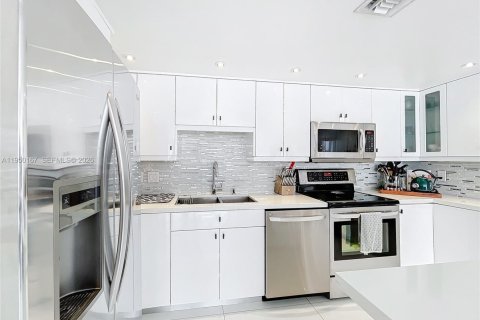 Condominio en alquiler en Miami, Florida, 2 dormitorios, 113.15 m2 № 2054887 - foto 10