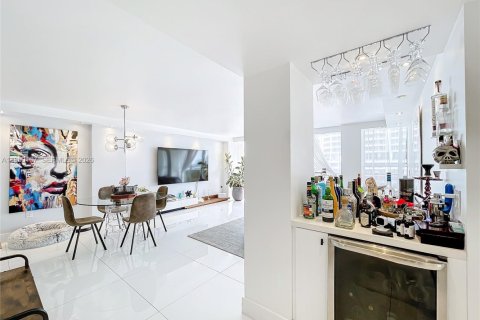 Condominio en alquiler en Miami, Florida, 2 dormitorios, 113.15 m2 № 2054887 - foto 22