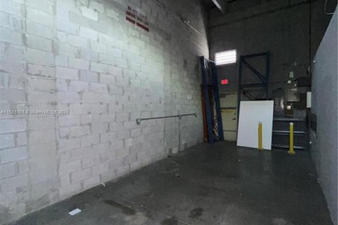 Immobilier commercial à louer à Sweetwater, Floride № 1178690 - photo 1