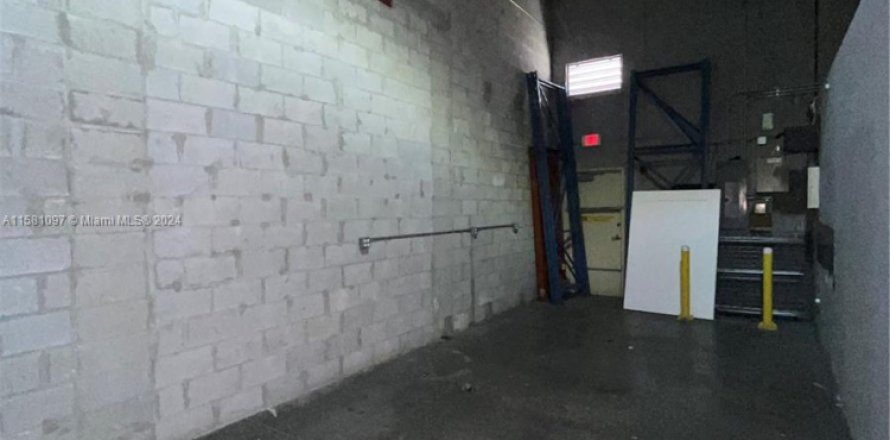 Immobilier commercial à Sweetwater, Floride № 1178690